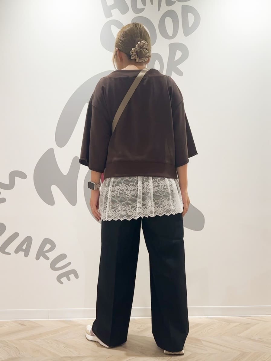 netさんの「SHOO･LA･RUE｜【2点セット】ハーフスリーブミニ裏毛プルオーバー＆レースタンクトップセット」を使ったコーディネート