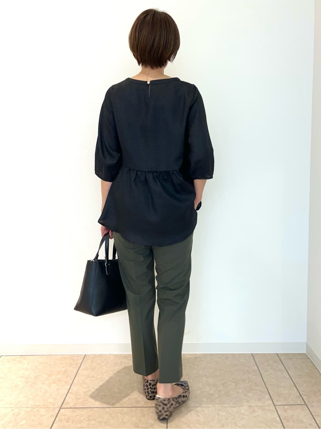 TOMOMIさんの「Reflect｜【すっきり見え！長め丈】ペプラムデザインシアーブラウス」を使ったコーディネート