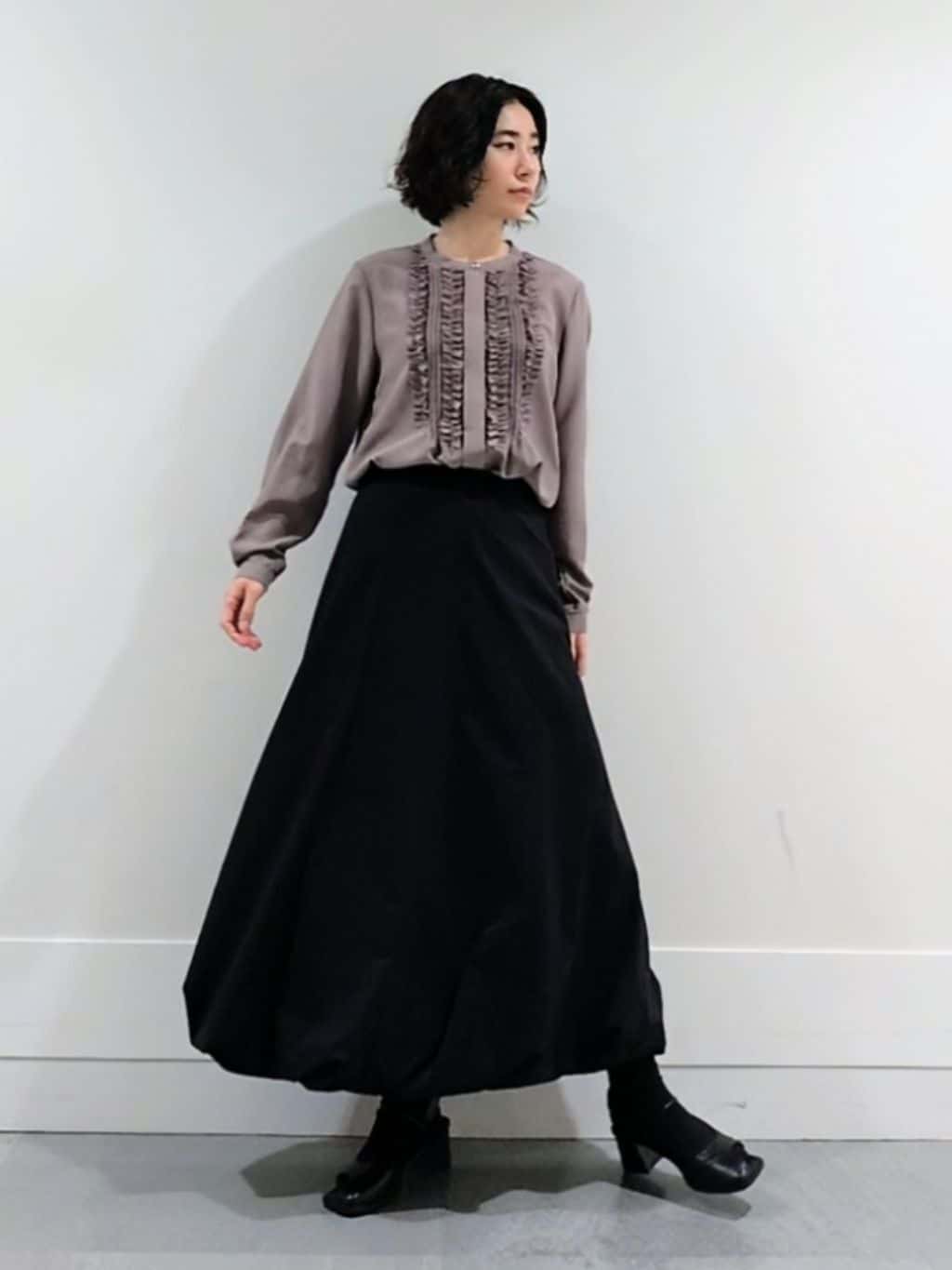 ミズタさんの「UNTITLED｜【1枚で着映え/オンオフ着回し】フリルサテンブラウス」を使ったコーディネート