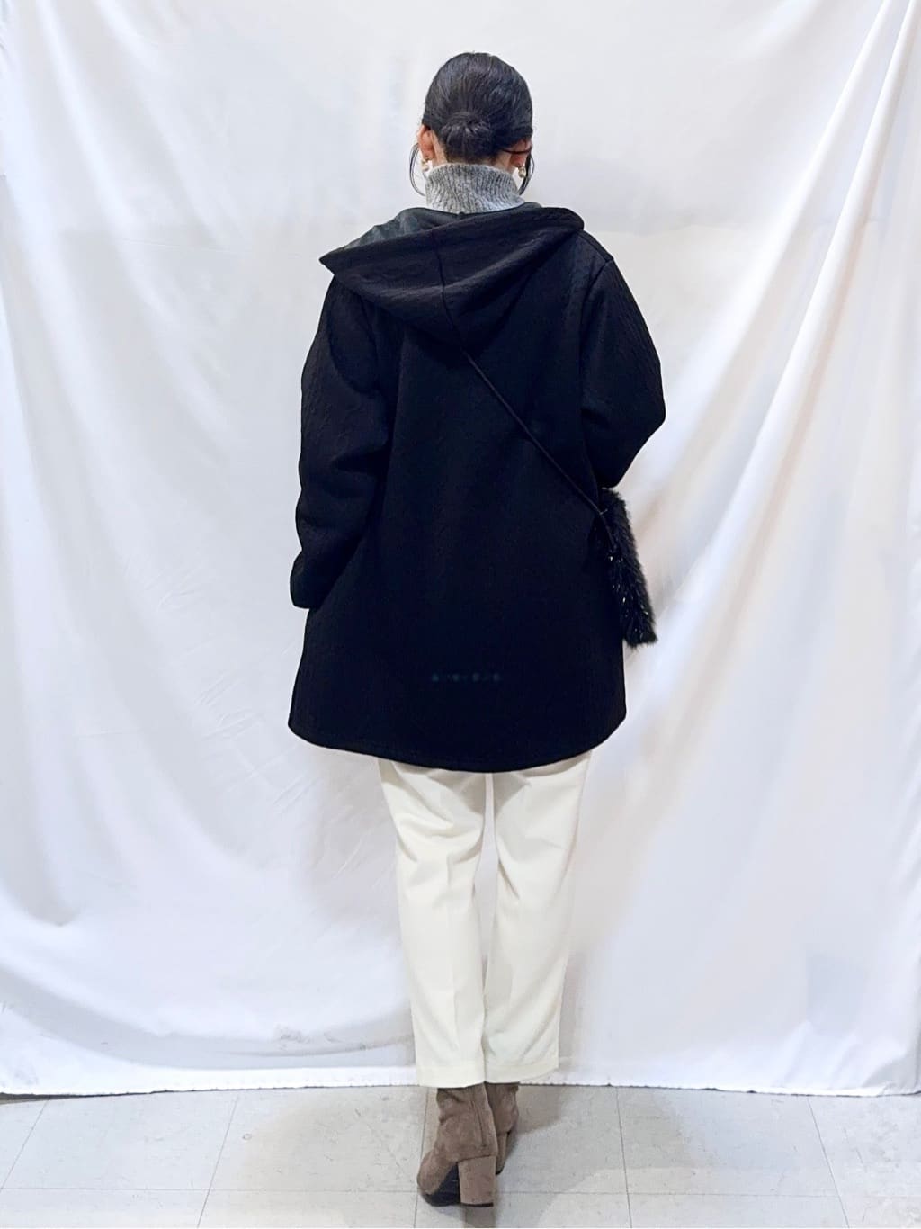 𝐇𝐢𝐫𝐨𝐦𝐢さんの「SHOO･LA･RUE｜【洗濯機可/S-LL/体型カバー】女性らしい美シルエット チュニックニットワンピース」を使ったコーディネート
