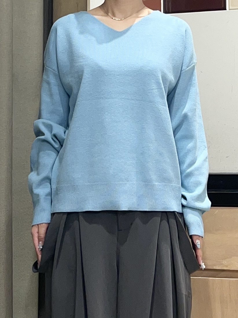 かのさんの「THE SHOP TK｜【すっきりシルエットが叶う】大人のためのVネックニット/毛玉になりにくい/静電気防止/洗濯機OK」を使ったコーディネート