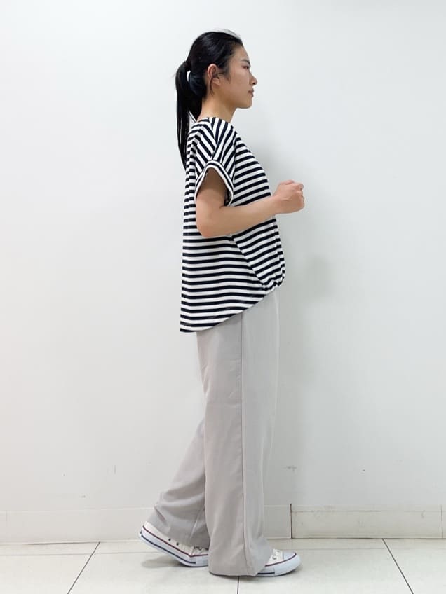 yasuokaさんの「Dessin｜【二の腕カバー／UVカット】ロールアップスリーブ裾ギャザーカットソー」を使ったコーディネート