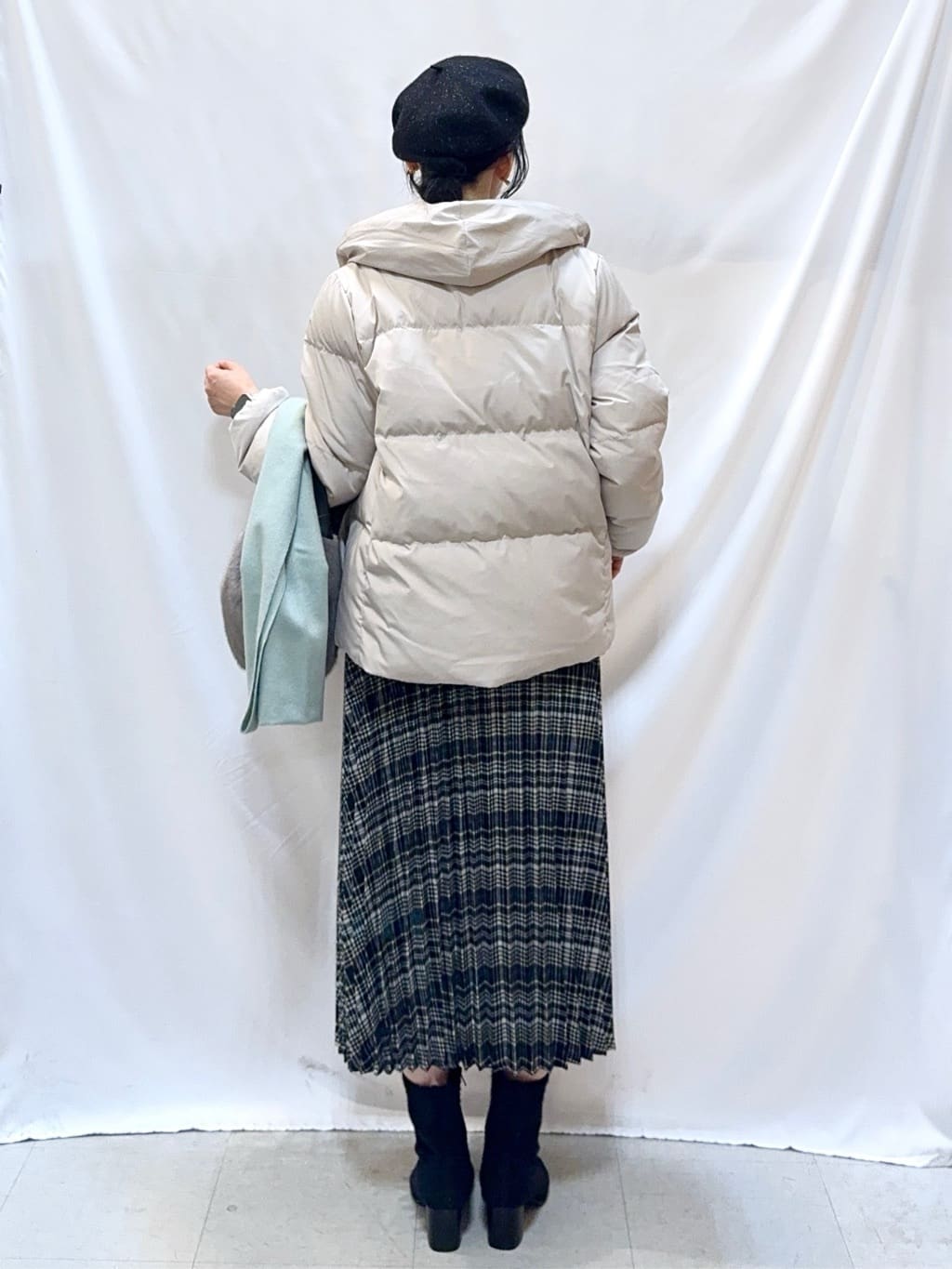 𝐇𝐢𝐫𝐨𝐦𝐢さんの「SHOO･LA･RUE｜【S-LL】きらっと華やぐ　大人のスパンコールニット」を使ったコーディネート
