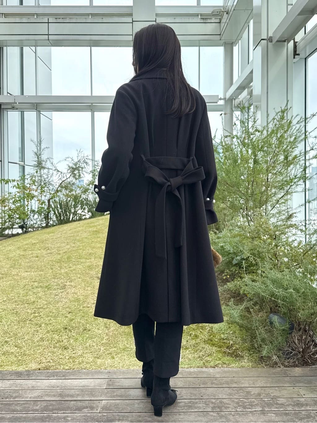 teiさんの「Couture brooch｜【大人上品・ベルト付き】パール調釦チェスターコート」を使ったコーディネート