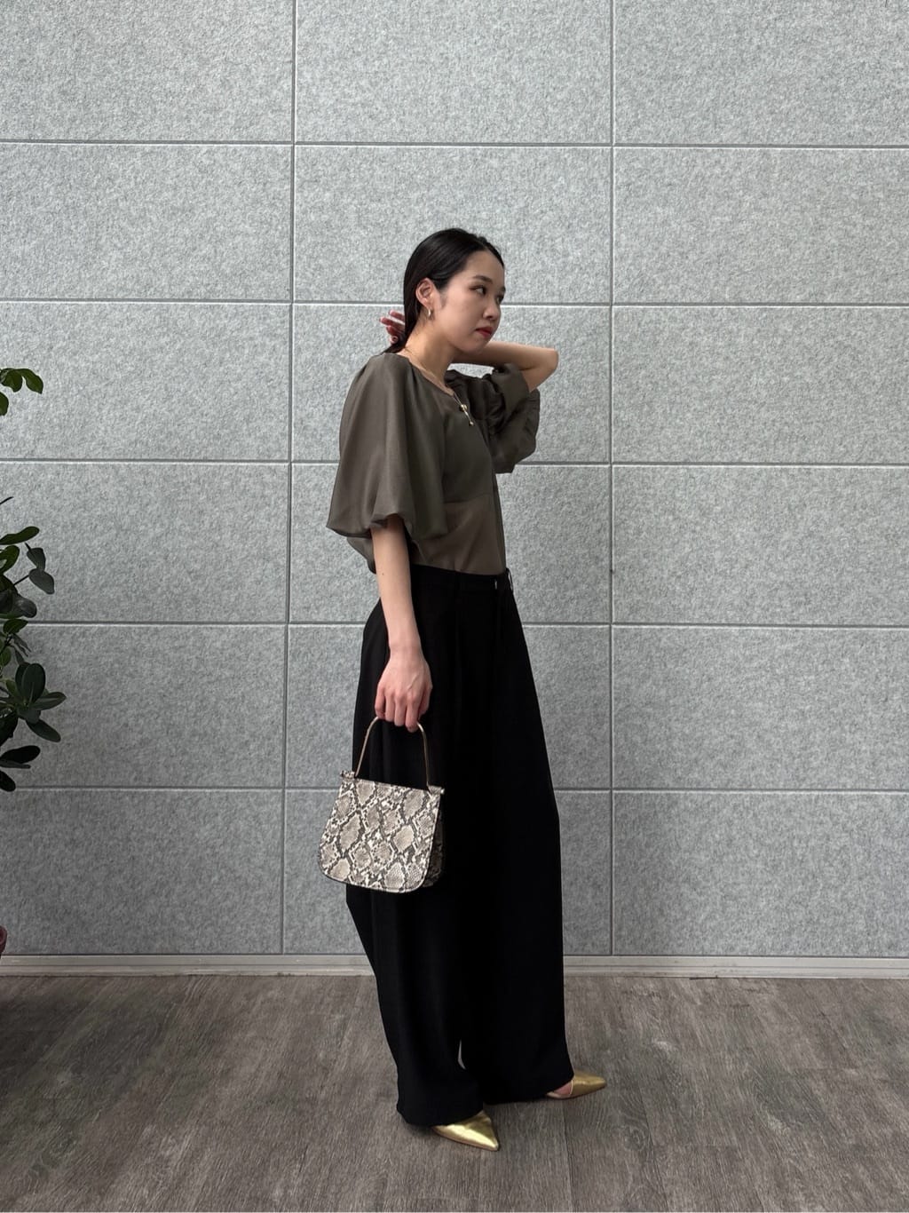 ひなさんの「INDIVI｜ボリュームスリーブブラウス」を使ったコーディネート