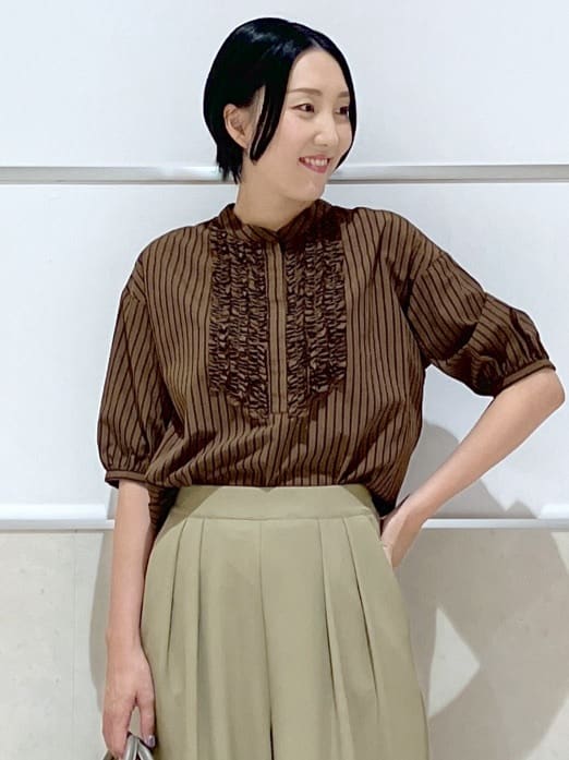 eriko さんの「Dessin｜【洗える】フリルバンドカラー五分袖ブラウス」を使ったコーディネート