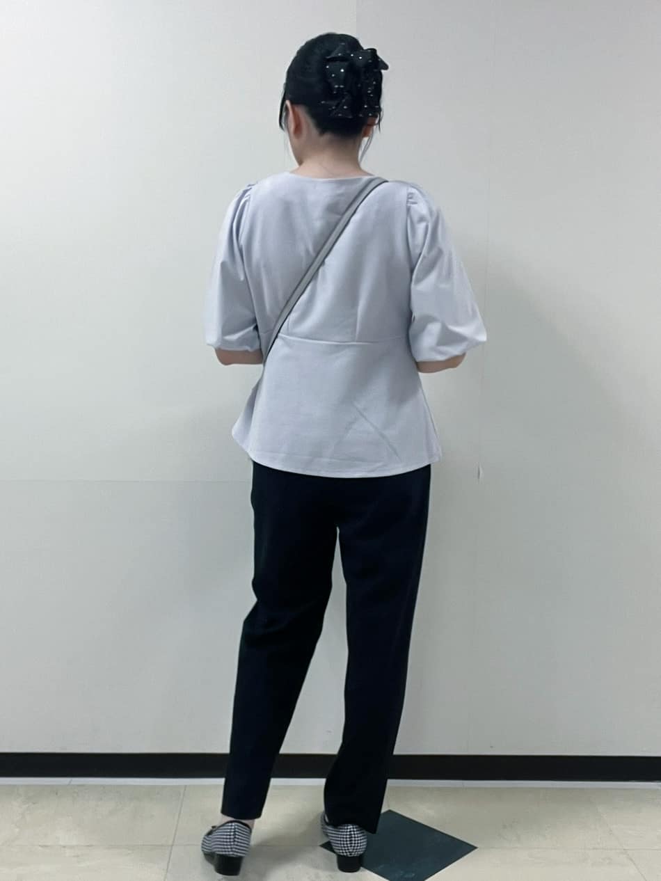 Hitomiさんの「index｜《S-LLサイズ》バルーンスリーブペプラムトップス【洗濯機洗い可／接触冷感／UVケア】」を使ったコーディネート