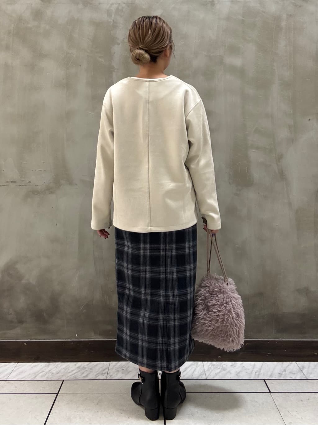 minaさんの「grove｜スエード調キーネックプルオーバー」を使ったコーディネート