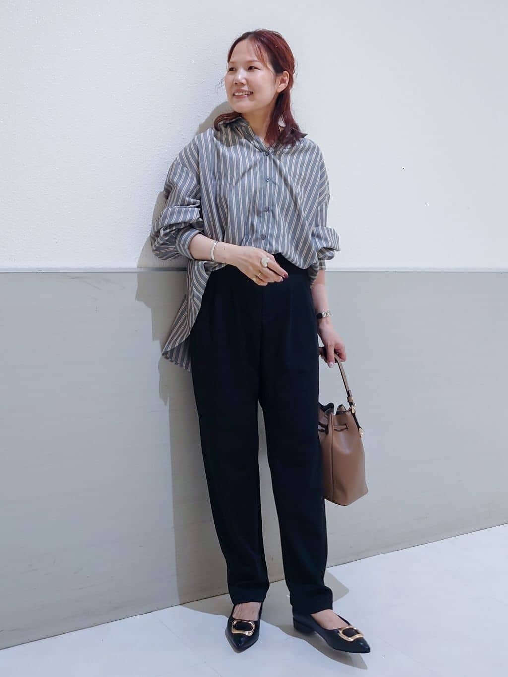 maruさんの「THE SHOP TK｜【後ろ姿もサマになる】ストライプ バックシャーリングシャツ/体型カバー/洗える」を使ったコーディネート