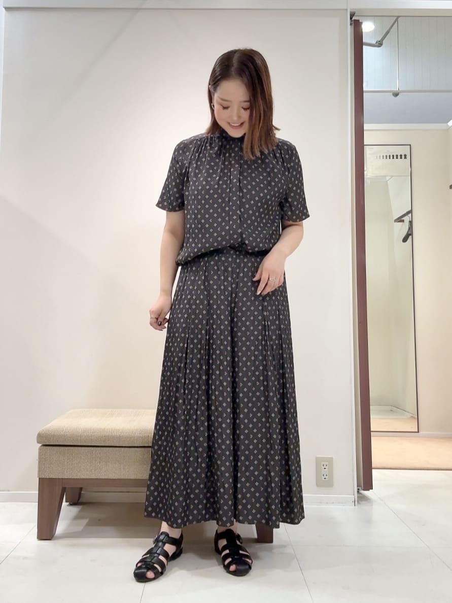 YUIさんの「UNTITLED｜【セットアップ可/リラクシー/通勤】スクエアジオメ柄ブラウス」を使ったコーディネート
