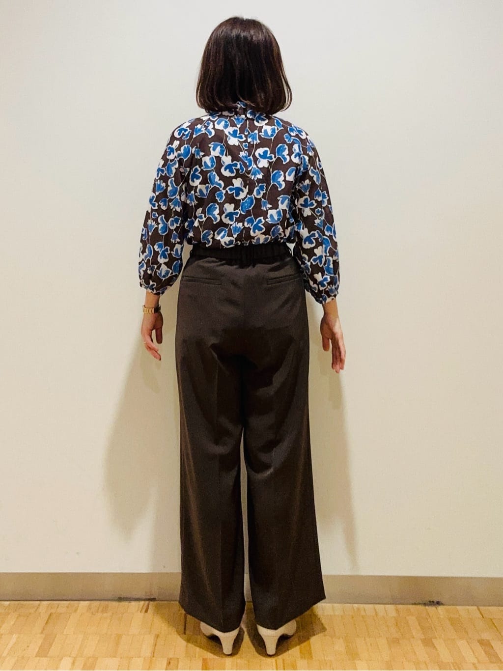 haseさんの「Reflect｜【ジャケットのインナーにおすすめ◎】花柄タックデザインブブラウス」を使ったコーディネート