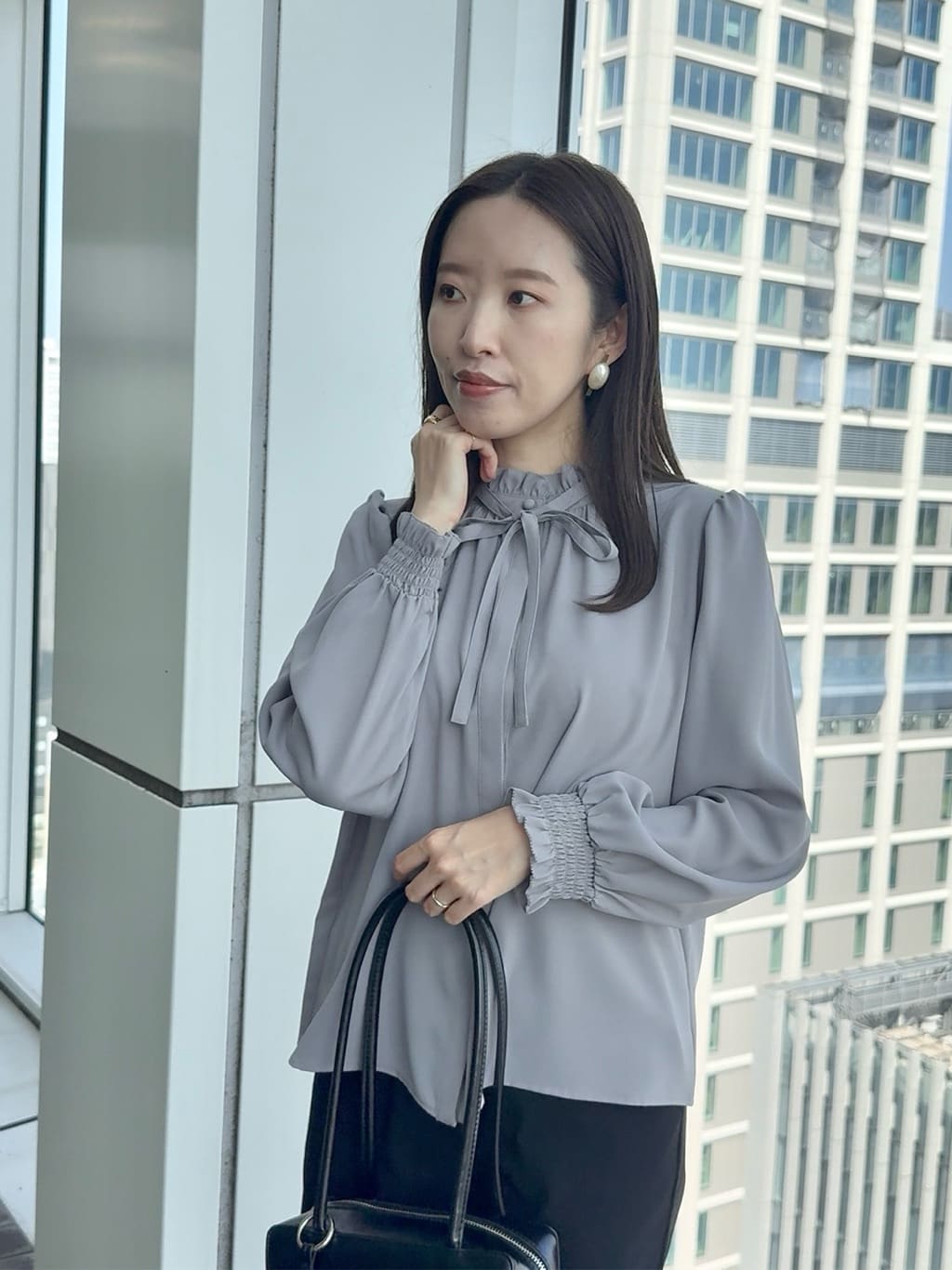 teiさんの「Couture brooch｜【フェミニン・通勤】タイ付きピコフリルブラウス」を使ったコーディネート