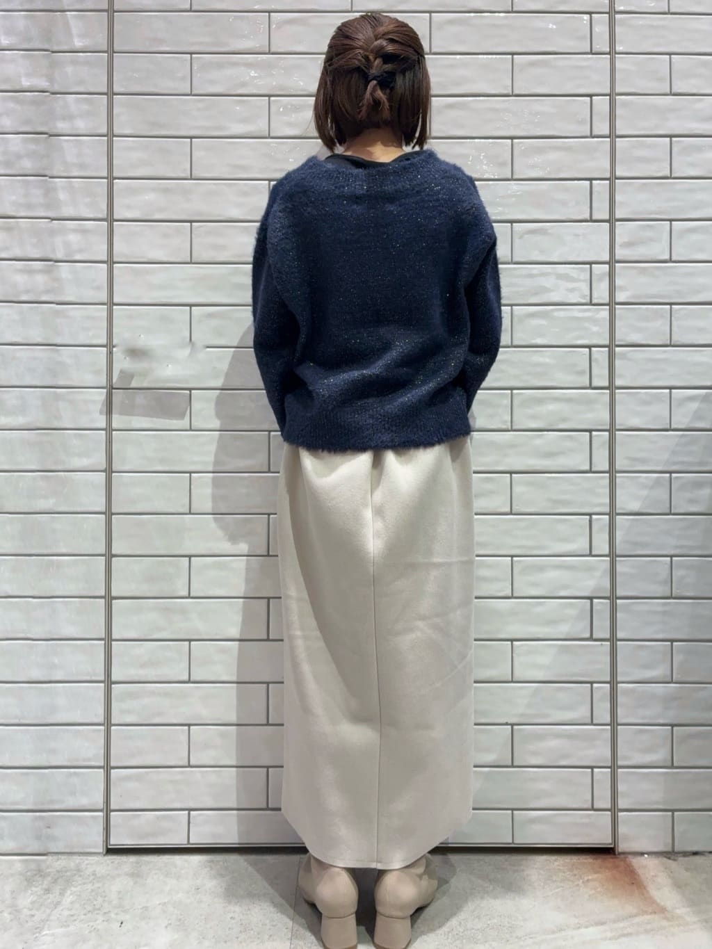 Hashiさんの「OPAQUE.CLIP｜スパンコールフェザーVネックニット【洗濯機OK】」を使ったコーディネート