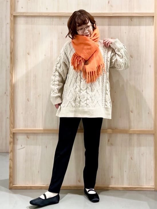 nakoさんの「THE SHOP TK｜【洗える】冬のコーデを盛り上げる マットモール ケーブルニット」を使ったコーディネート