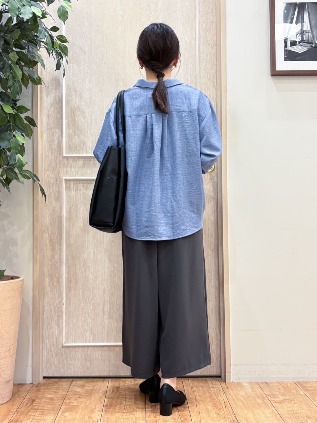 なみさんの「SHOO･LA･RUE｜【S-LL】インせず着られる デニムライク前開きブラウス」を使ったコーディネート