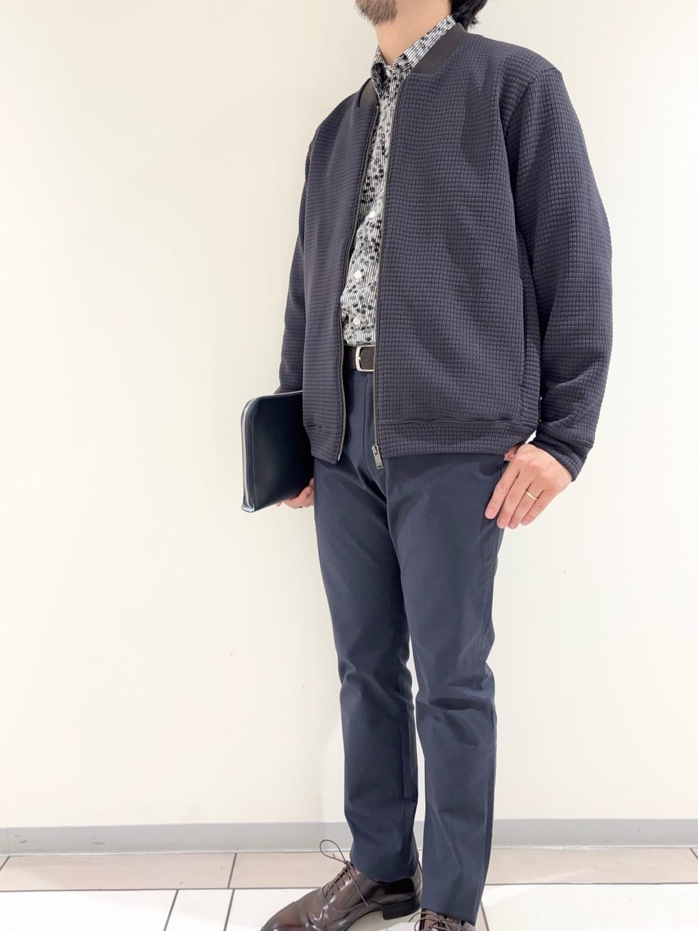 及川さんの「TAKEO KIKUCHI｜ストライプ小花 長袖シャツ」を使ったコーディネート