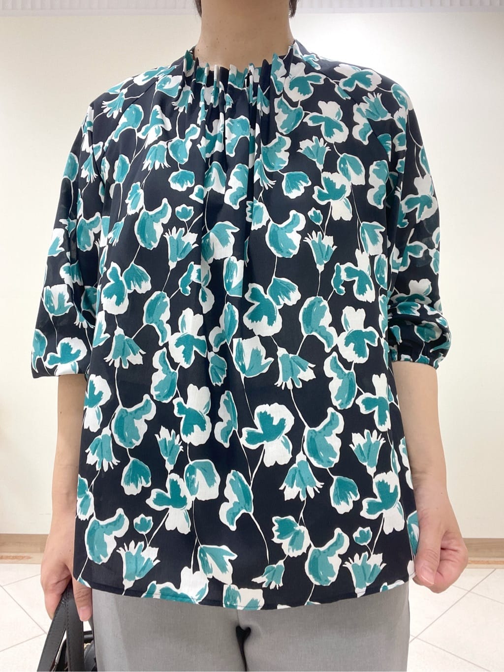 hanaさんの「Reflect｜【ジャケットのインナーにおすすめ◎】花柄タックデザインブブラウス」を使ったコーディネート