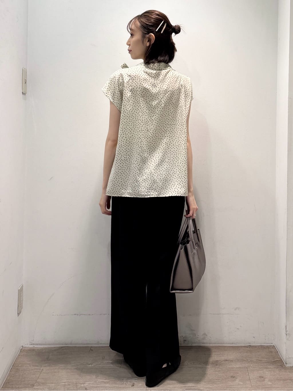ぶまりんさんの「OPAQUE.CLIP｜ラッピングボウタイドットブラウス【洗濯機洗い可】」を使ったコーディネート