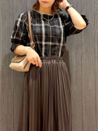 meiさんの「SHOO･LA･RUE｜【S-LL/5分袖】お袖タックできれいに魅せる 大人のチェックブラウス」を使ったコーディネート