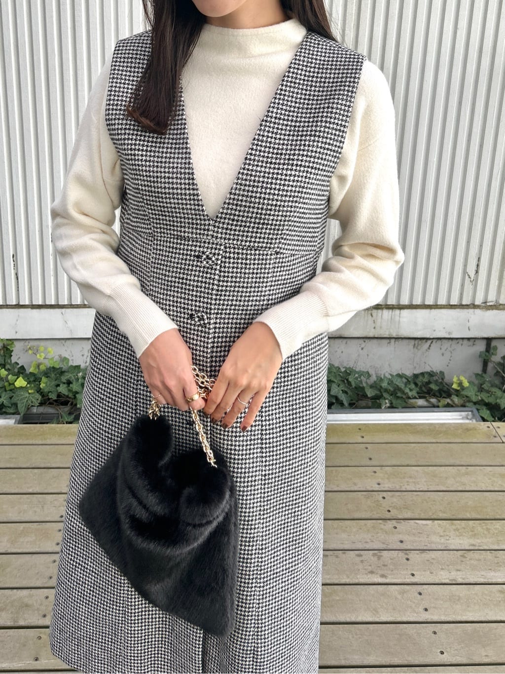 teiさんの「Couture brooch｜【ゆるふわ・通勤】リッシュアンゴラ バックパール調ニット」を使ったコーディネート