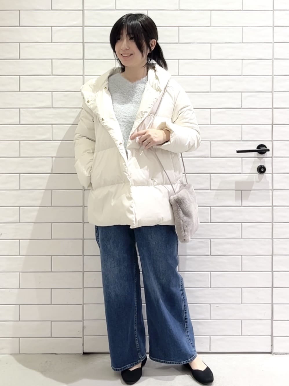しおりさんの「OPAQUE.CLIP｜撥水フードミドルダウンコート【防風／抗菌防臭／洗濯機OK】《S～LL》」を使ったコーディネート