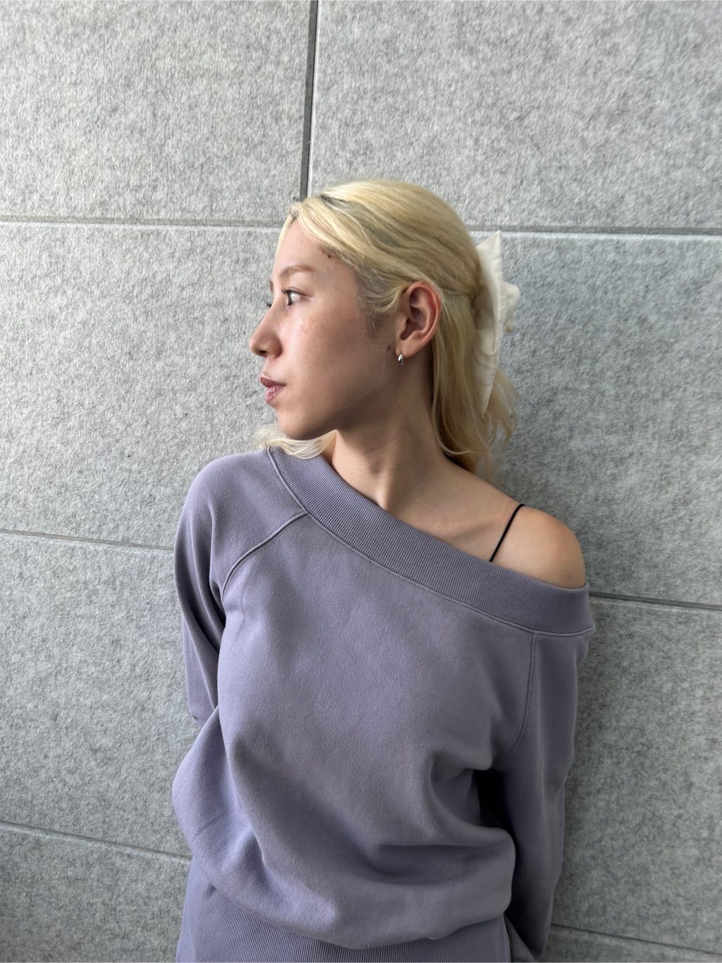 honoka Aさんの「CODE A｜off－shoulder sweat」を使ったコーディネート
