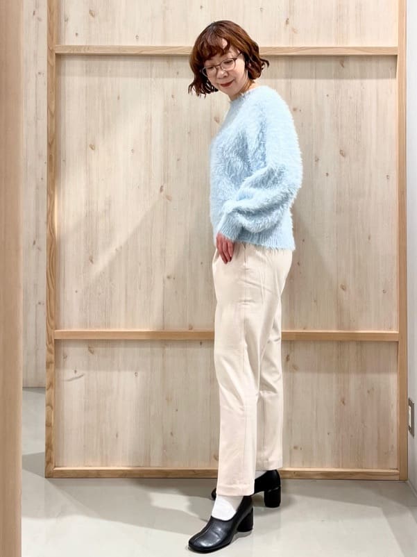 nakoさんの「THE SHOP TK｜着るたびときめく ふんわりフェザーシャギーニット」を使ったコーディネート