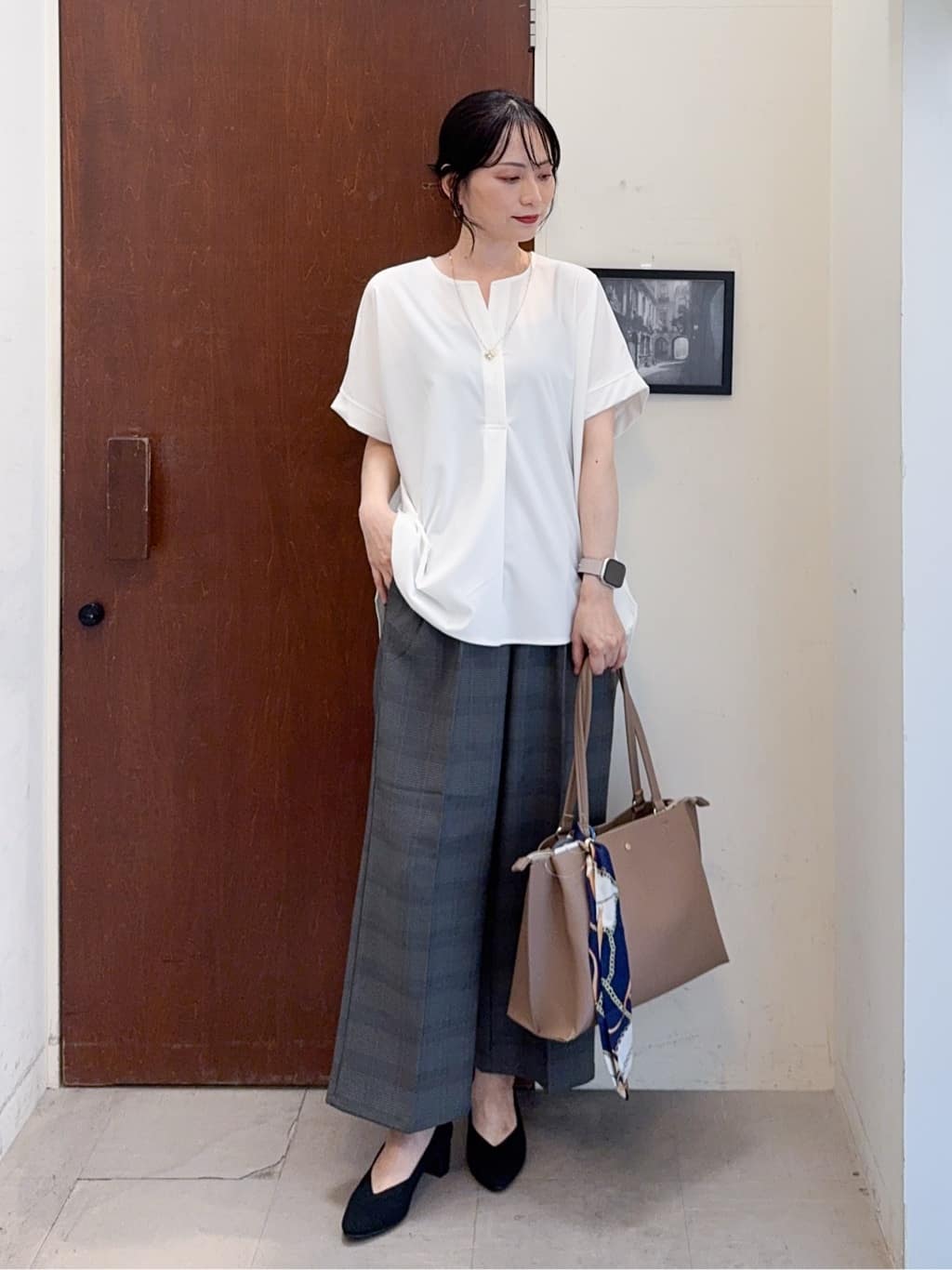 𝐇𝐢𝐫𝐨𝐦𝐢さんの「SHOO･LA･RUE｜【S-LL】さらりとしたタッチが上品見え ワンボタンデザイン トップス」を使ったコーディネート