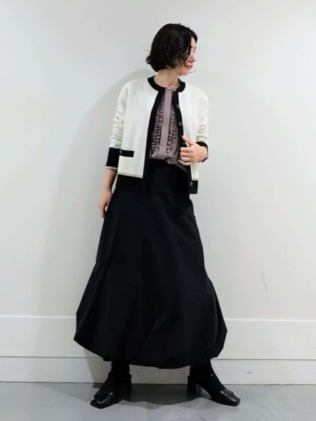 ミズタさんの「UNTITLED｜【1枚で着映え/オンオフ着回し】フリルサテンブラウス」を使ったコーディネート