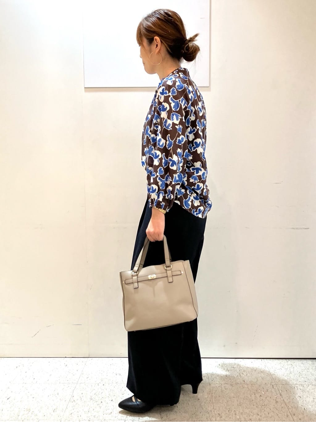 kozuさんの「Reflect｜【ジャケットのインナーにおすすめ◎】花柄タックデザインブブラウス」を使ったコーディネート