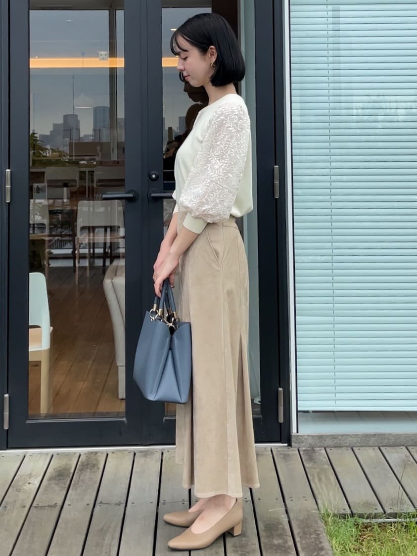 NATSUMIさんの「grove｜【二の腕カバー】繊細さと上品さをまとう袖刺繍プルオーバーニット」を使ったコーディネート