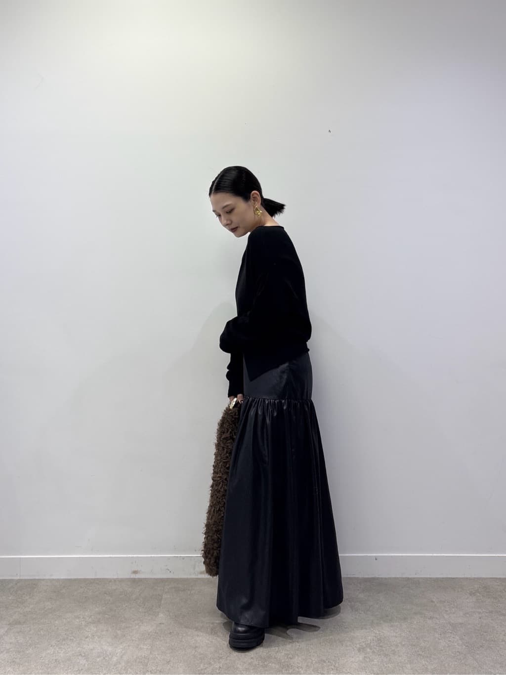 ayanoさんの「INDIVI｜レザーライクマキシスカート」を使ったコーディネート