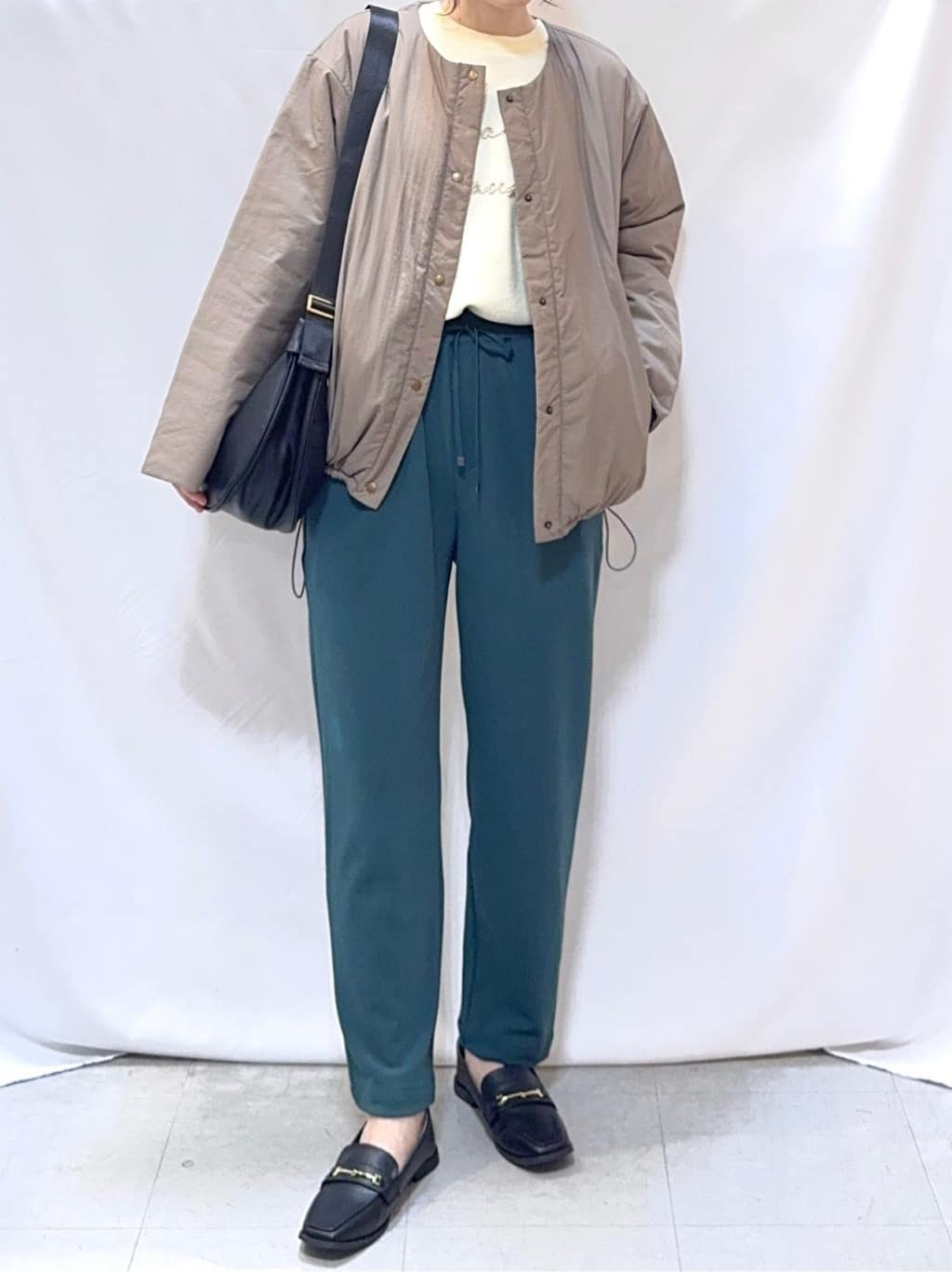 𝐇𝐢𝐫𝐨𝐦𝐢さんの「SHOO･LA･RUE｜【洗濯機可/ちくちくしにくい】大人のための スウェットライク刺繍ロゴニット」を使ったコーディネート