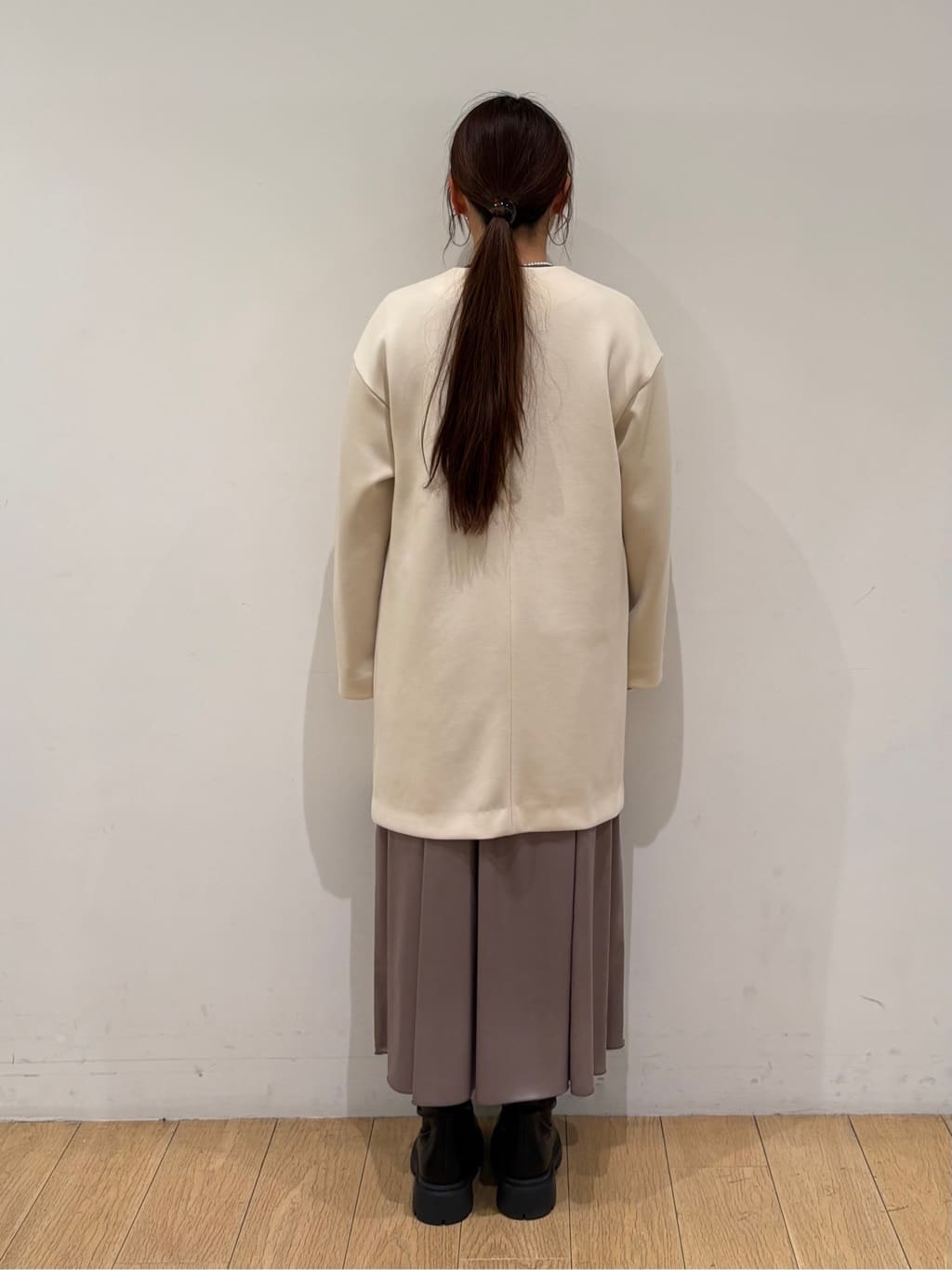 maiさんの「INDIVI｜【秋／軽羽織り】ノーカラーミドル丈ライトコート」を使ったコーディネート