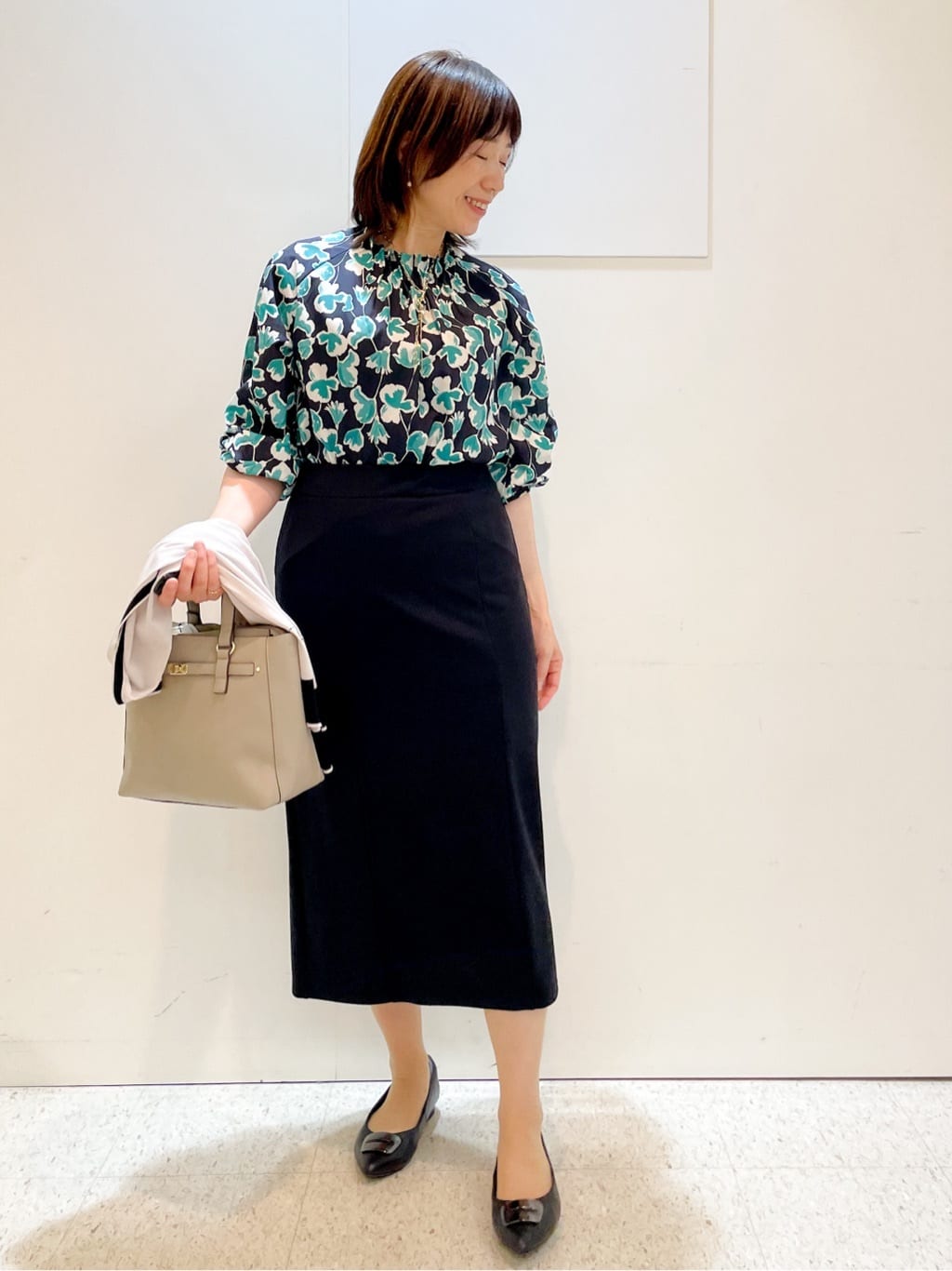 めいさんの「Reflect｜【ジャケットのインナーにおすすめ◎】花柄タックデザインブブラウス」を使ったコーディネート