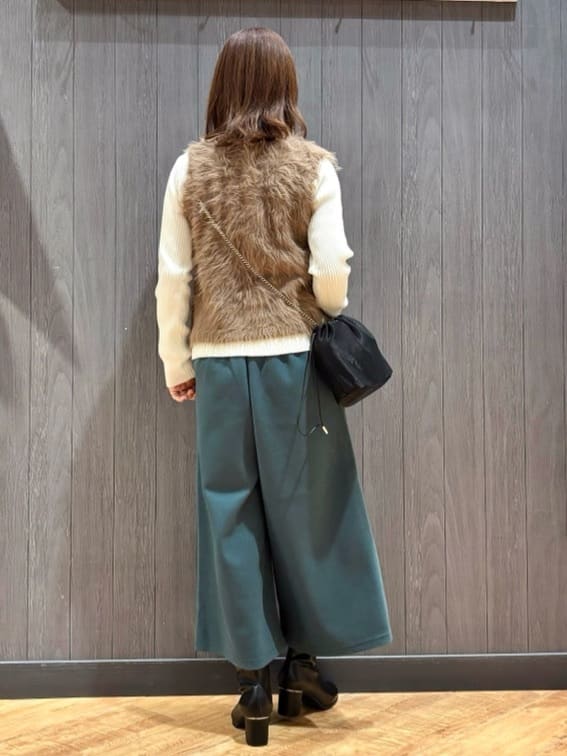 meiさんの「SHOO･LA･RUE｜【高レビュー/2点セット】着るだけでコーデが決まる フェザーニットベスト&times;リブニット」を使ったコーディネート