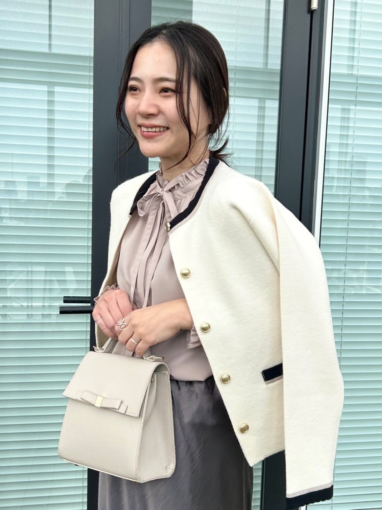 shinoさんの「Couture brooch｜【フェミニン・通勤】タイ付きピコフリルブラウス」を使ったコーディネート