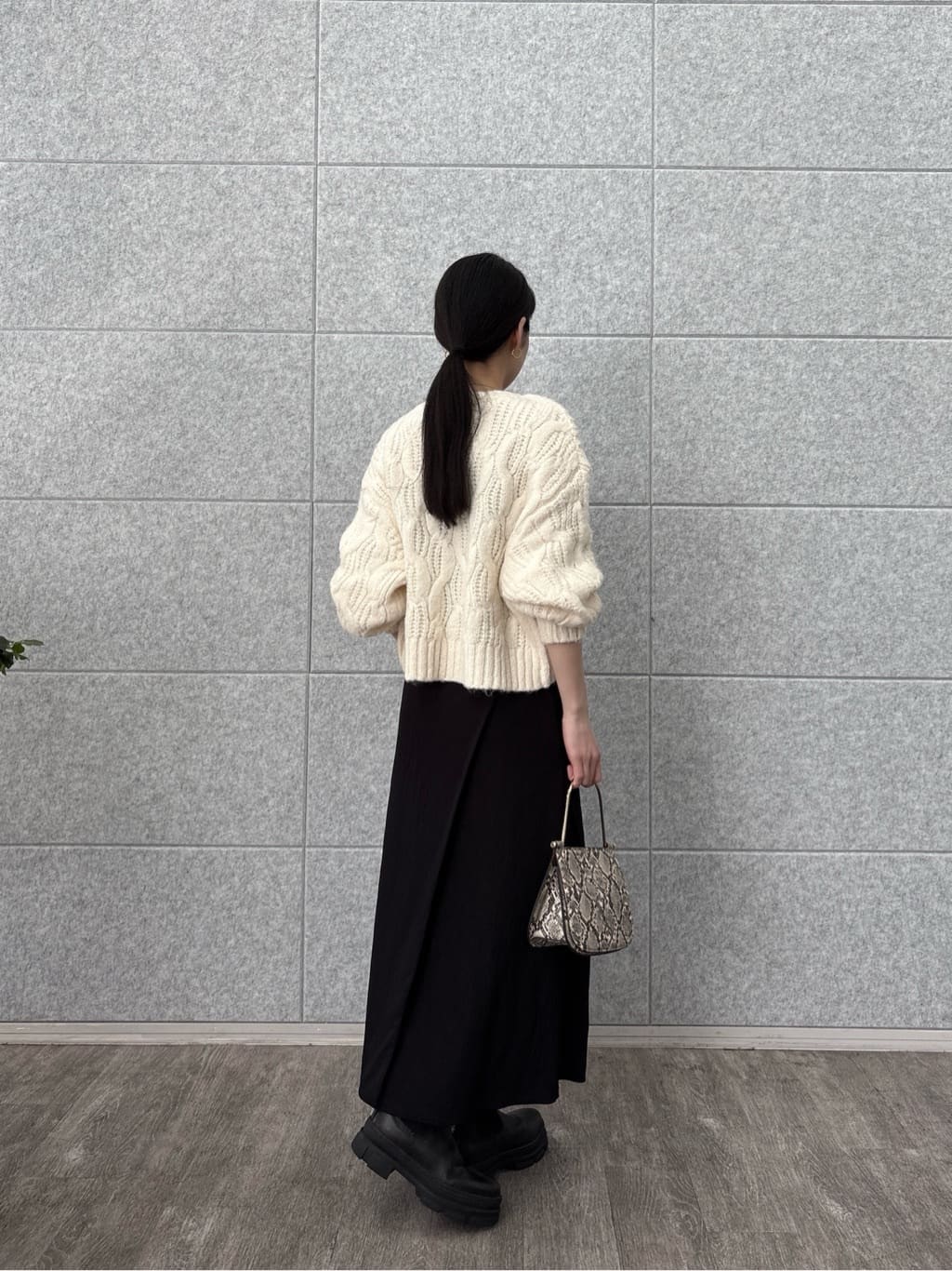ひなさんの「INDIVI｜シャインツイルラップスカート」を使ったコーディネート