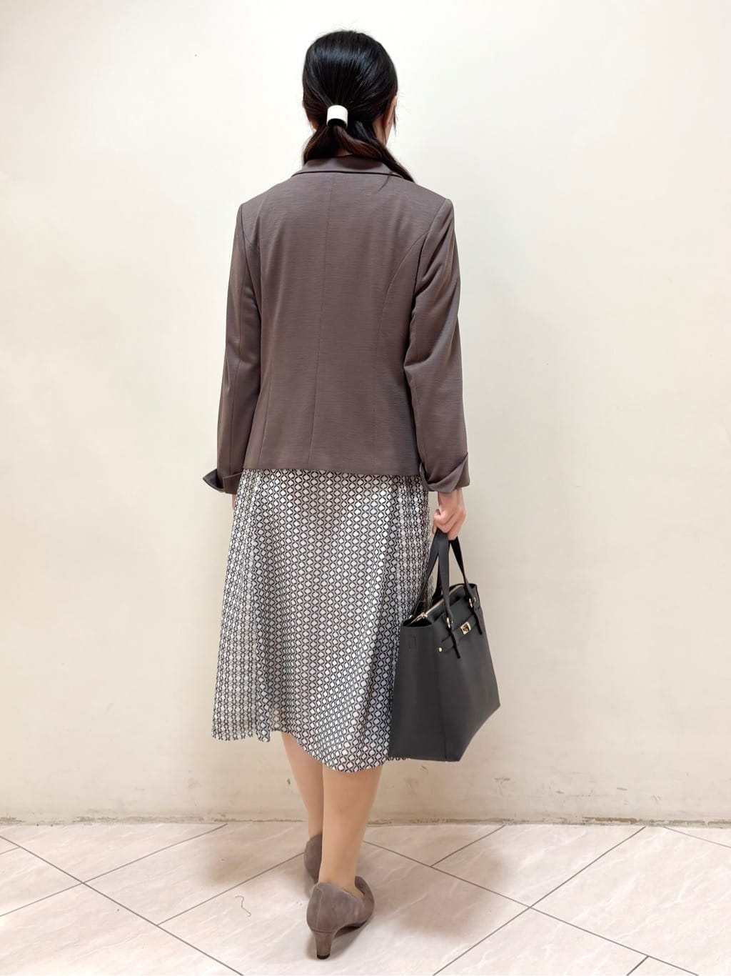 mikiさんの「Reflect｜【きちんと見え／セットアップ可／通勤におすすめ◎】ペプラムプリントブラウス」を使ったコーディネート