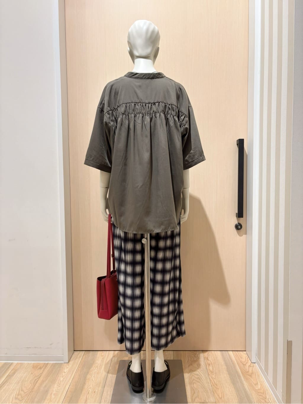 ayan oh!さんの「SHOO･LA･RUE｜【S-LL/洗濯後しわになりにくい】バックギャザーがアクセント スッキパーブラウス」を使ったコーディネート