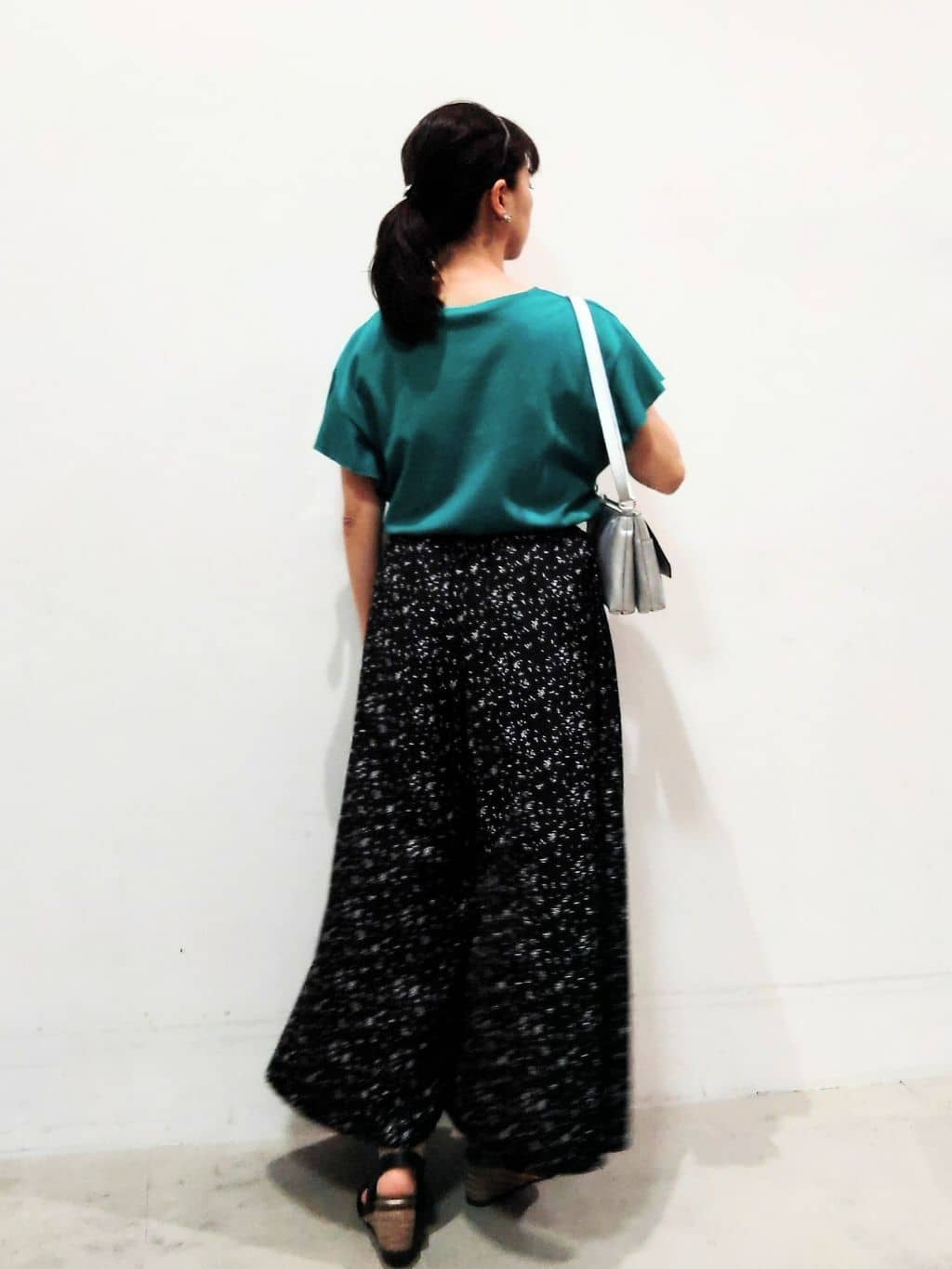n.さんの「SHOO･LA･RUE｜【汗ジミ防止/ひんやり/UV】フリルスリーブTシャツ」を使ったコーディネート