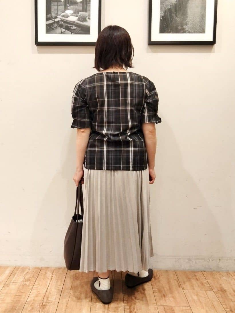 SHOOLARUEさんの「SHOO･LA･RUE｜【S-LL/5分袖】お袖タックできれいに魅せる 大人のチェックブラウス」を使ったコーディネート
