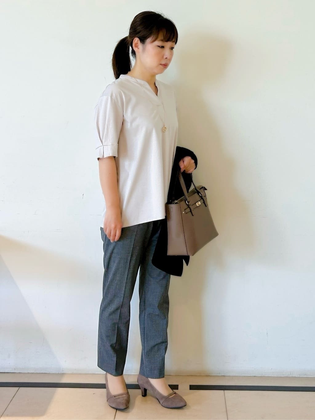 ひーさんの「Reflect｜【すっきり見え！長め丈／マシンウォッシュ可】スキッパーネックジャージトップス」を使ったコーディネート