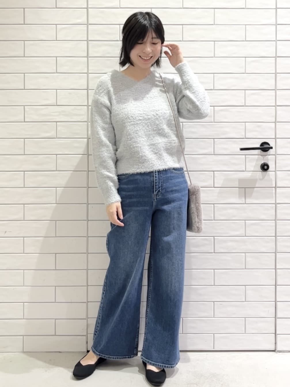 しおりさんの「OPAQUE.CLIP｜スパンコールフェザーVネックニット【洗濯機OK】」を使ったコーディネート