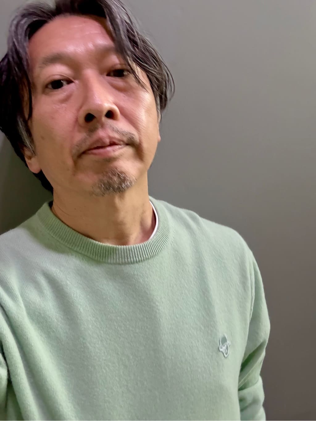 デザイナーTAKEman さんの「TAKEO KIKUCHI｜【Air Palette Knit】ワンポイント カラーニット プルオーバー」を使ったコーディネート