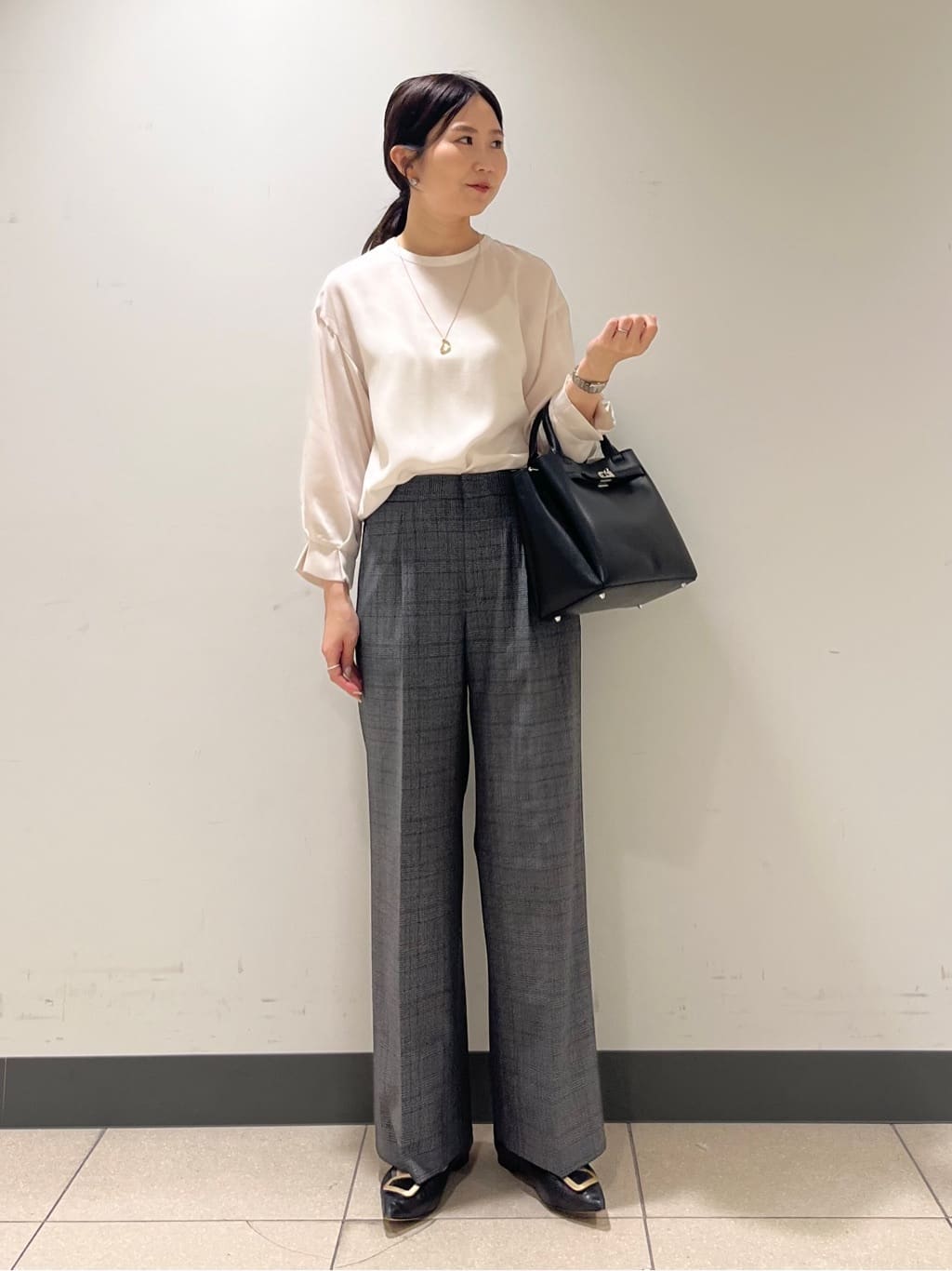 shokoさんの「INDIVI｜【セットアップ可能】スエード調サテンブラウス」を使ったコーディネート