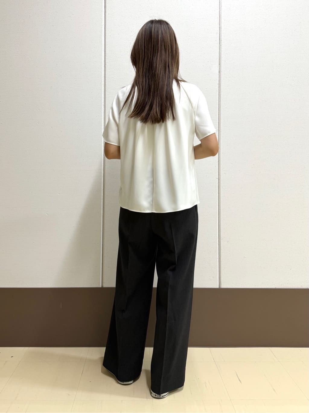 mamiさんの「INDIVI｜【洗える／セットアップ可能】凹凸ストレッチ素材ストレートパンツ」を使ったコーディネート