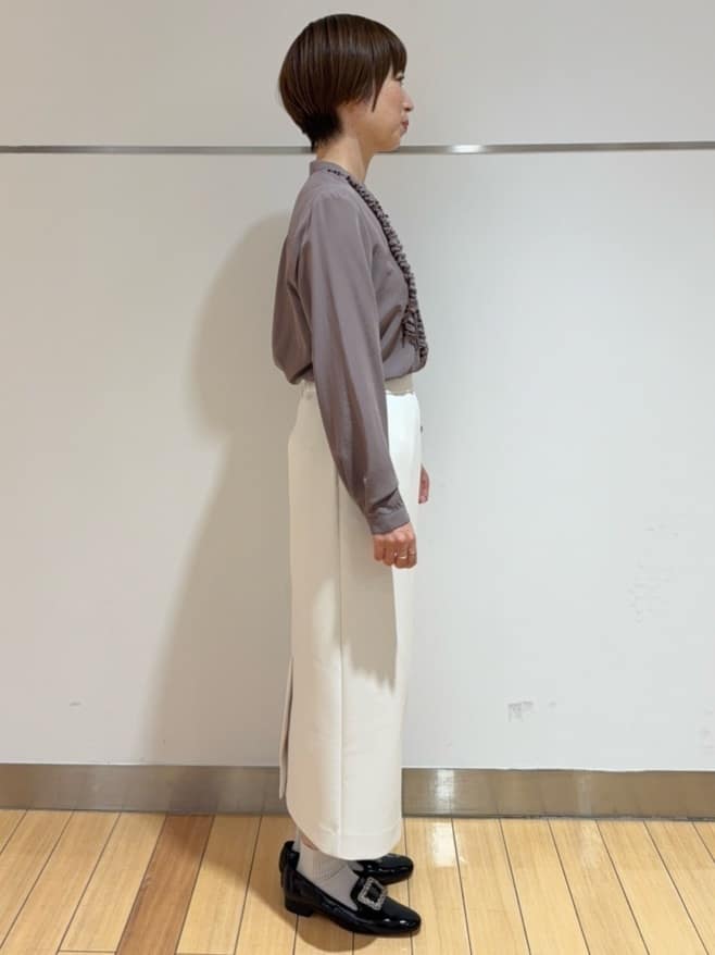 あやさんの「UNTITLED｜【1枚で着映え/オンオフ着回し】フリルサテンブラウス」を使ったコーディネート