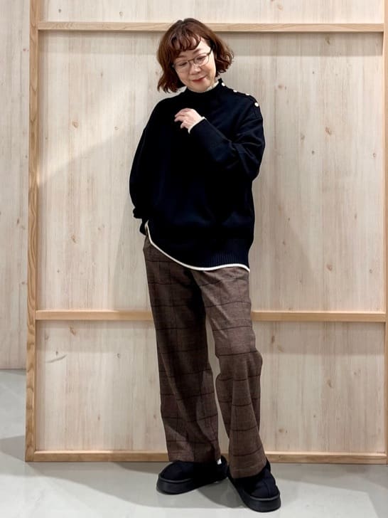 nakoさんの「THE SHOP TK｜【インしないで着られる】金ボタン ハイネックニット/毛玉になりにくい/静電気防止/洗濯機OK」を使ったコーディネート