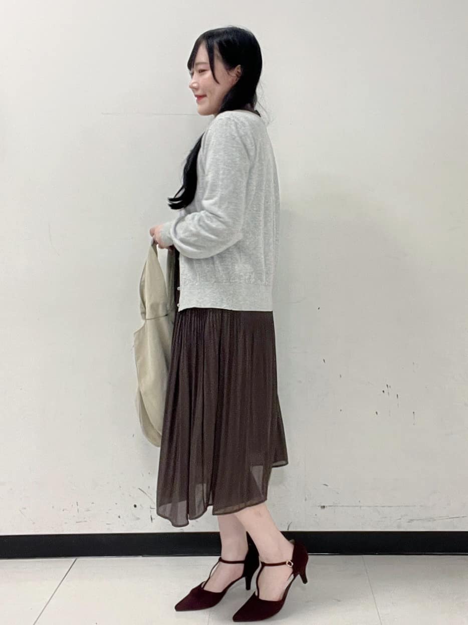 Hitomiさんの「index｜《7色展開／XS-LLサイズ》ビジューボタンクルーネックカーディガン【洗濯機洗い可】」を使ったコーディネート